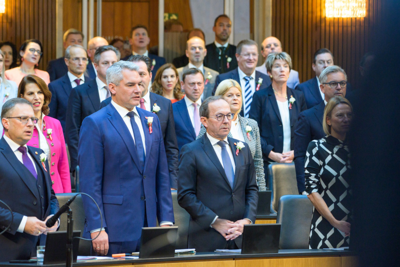 Bundeshymne und Europahymne (Entheus Quartett). Blick Richtung Sitzungsteilnehmer:innen. Von links: Bundeskanzler Karl Nehammer (ÖVP), Nationalratsabgeordneter Peter Haubner (ÖVP)