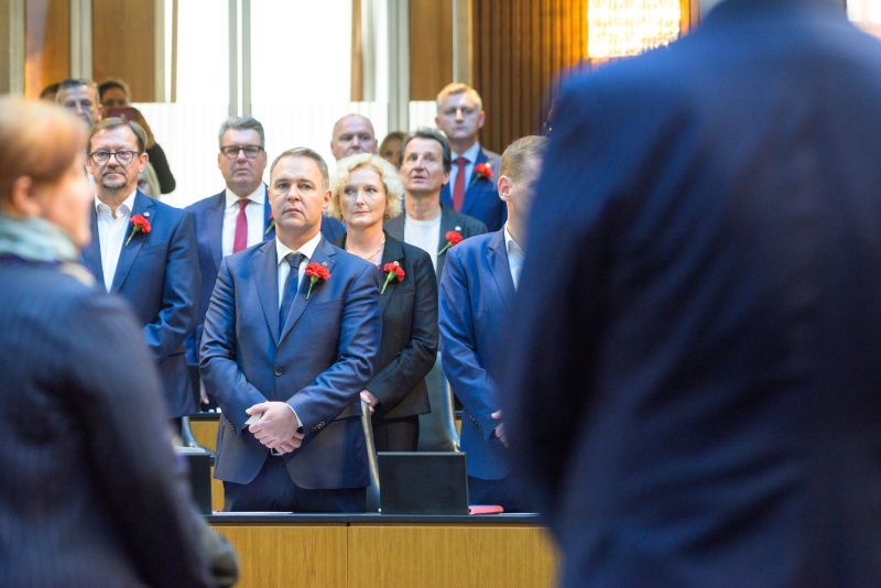 Bundeshymne und Europahymne (Entheus Quartett). Blick Richtung Sitzungsteilnehmer:innen. Klubobmann Andreas Babler (SPÖ)