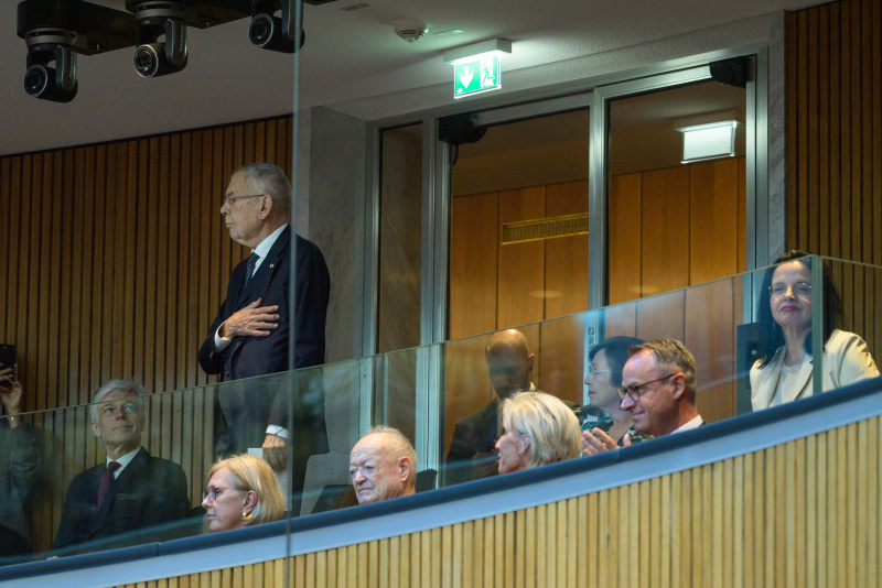 Begrüßung Bundespräsident Alexander Van der Bellen durch Nationalratspräsident Wolfgang Sobotka (ÖVP)