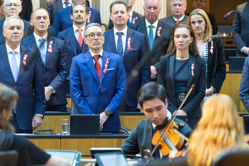 Bundeshymne und Europahymne (Entheus Quartett). Blick Richtung Sitzungsteilnehmer:innen. Von links: Volksanwalt Walter Rosenkranz (FPÖ, Klubobmann Herbert Kickl (FPÖ), Nationalratsabgeordnete Susanne Fürst (FPÖ)