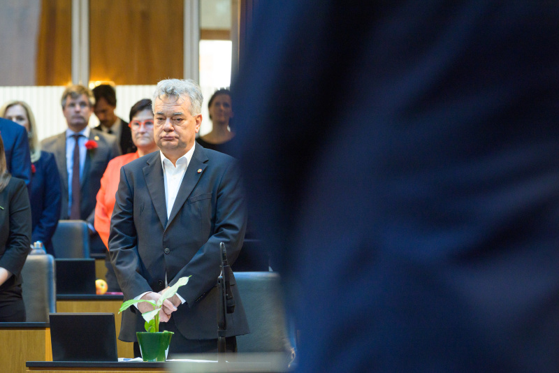 Bundeshymne und Europahymne (Entheus Quartett). Blick Richtung Sitzungsteilnehmer:innen. Vizekanzler Werner Kogler (GRÜNE)