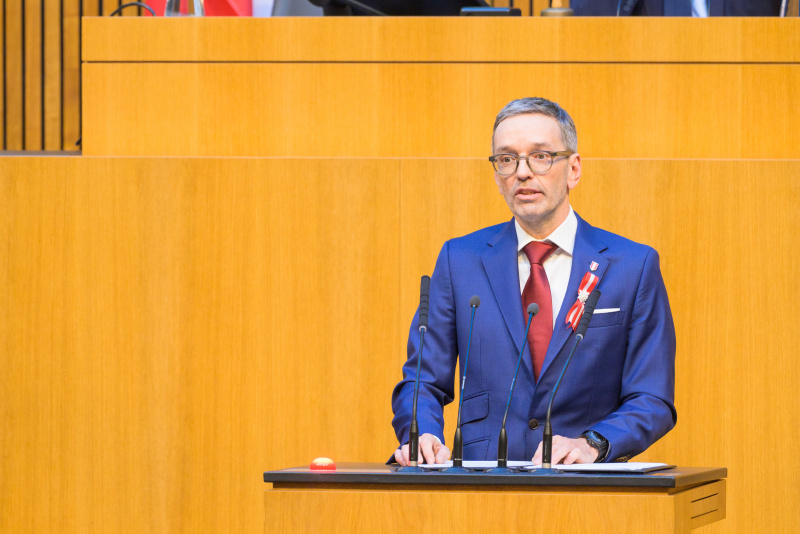 Debatte. Am Redner:innenpult: Klubobmann Herbert Kickl (FPÖ)