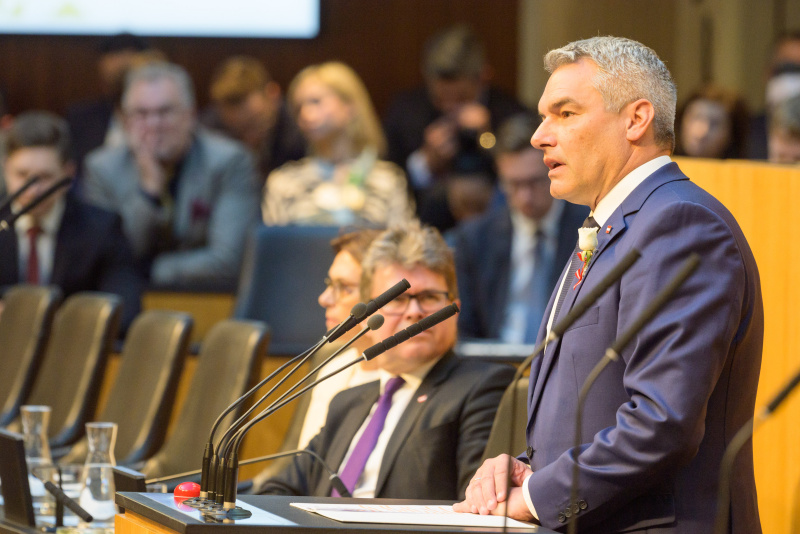 Debatte.Am Redner:innenpult: Bundeskanzler Karl Nehammer (ÖVP)