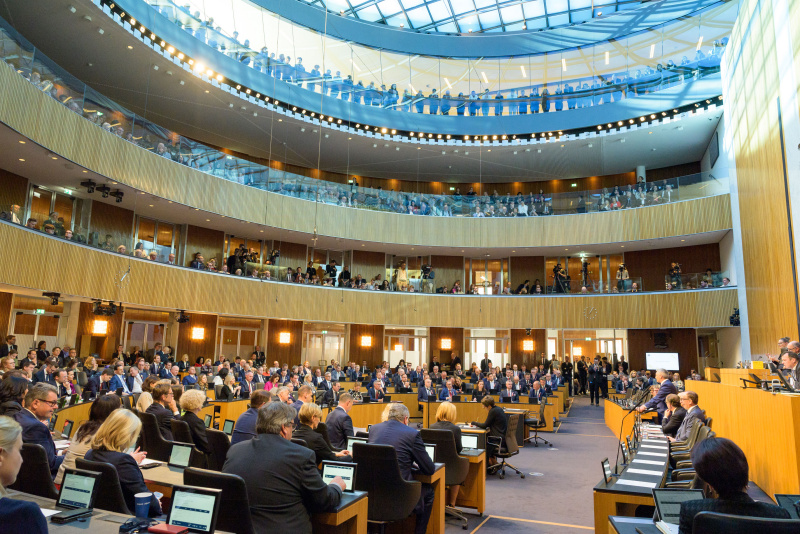 Blick Richtung Sitzungsteilnehmer:innen