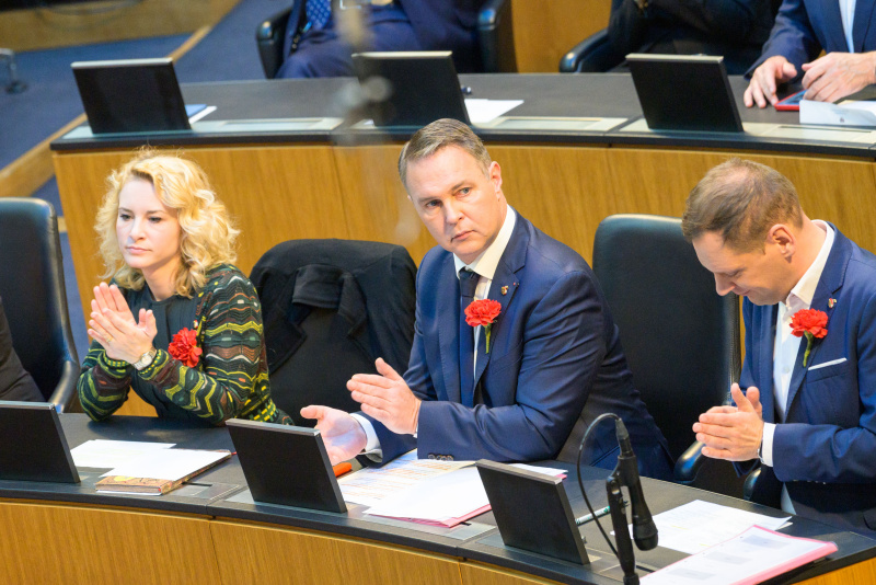 Blick Richtung Sitzungsteilnehmer:innen. Von links: Nationalratsabgeordnete Eva Maria Holzleitner (SPÖ), Klubobmann Andreas Babler (SPÖ), Nationalratsabgeordneter Philip Kucher (SPÖ)