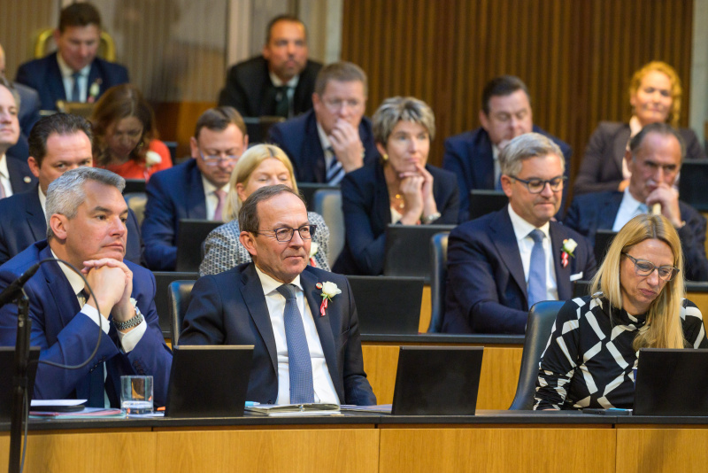 Blick Richtung Sitzungsteilnehmer:innen. Von links: Bundeskanzler Karl Nehammer (ÖVP), Nationalratsabgeordneter Peter Haubner (ÖVP), Nationalratsabgeordnete  Juliane Bogner-Strauß (ÖVP)