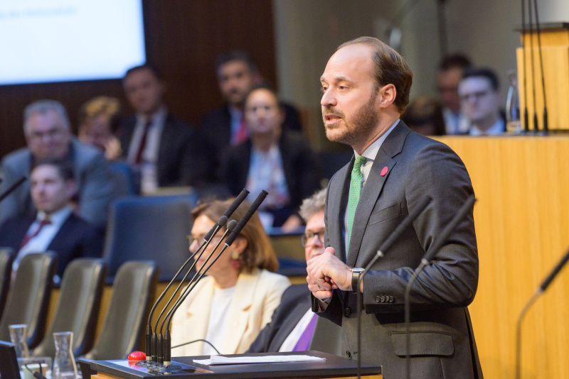 Debatte. Am Redner:innenpult: Nationalratsabgeordneter Nikolaus Scherak (NEOS)
