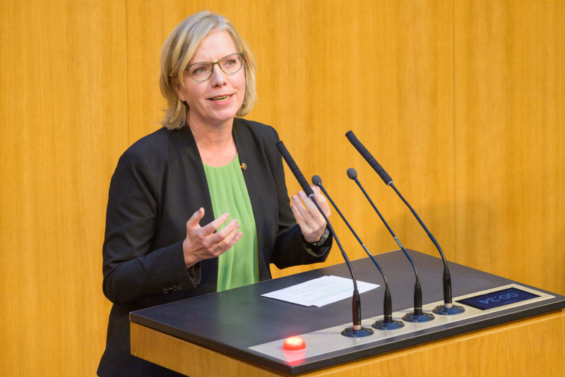 Debatte. Am Redner:innenpult: Infrastrukturministerin Leonore Gewessler (GRÜNE)