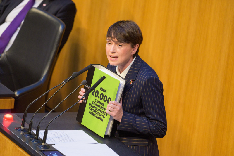 Debatte. Am Redner:innenpult: Klubobfrau Sigrid Maurer (GRÜNE)