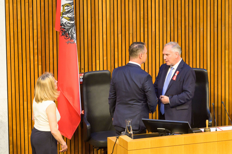 Klubobmann Andreas Babler (SPÖ) gratuliert Nationalratspräsident Walter Rosenkranz (FPÖ)