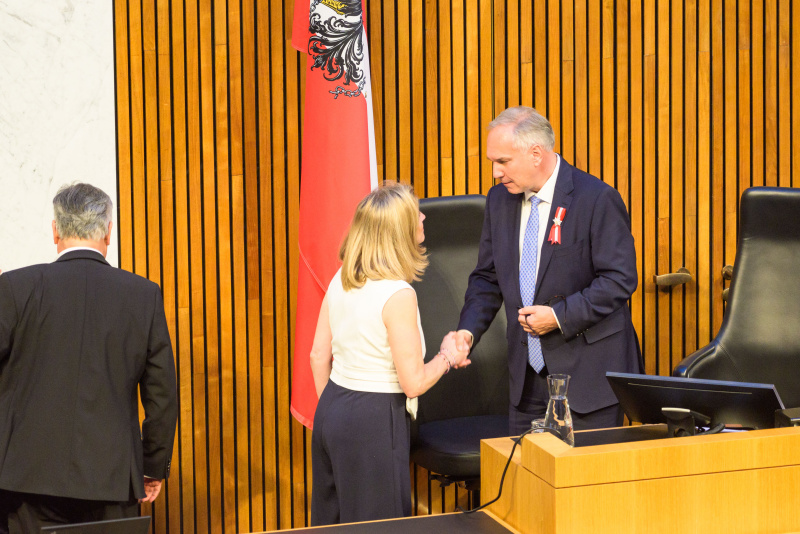 Klubobfrau Beate Meinl-Reisinger (NEOS) gratuliert Nationalratspräsident Walter Rosenkranz (FPÖ)