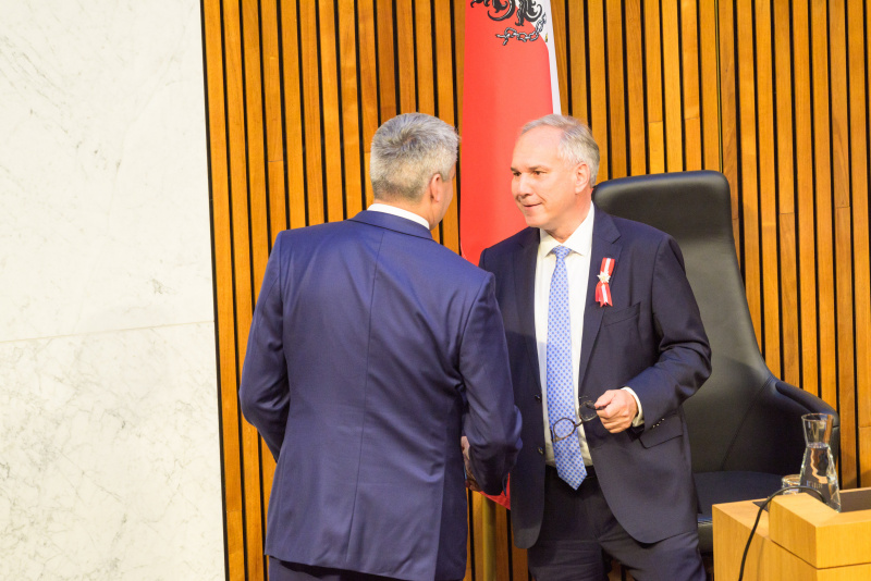 Bundeskanzler Karl Nehammer (ÖVP) gratuliert Nationalratspräsident Walter Rosenkranz (FPÖ)