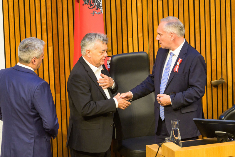 Klubobmann Werner Kogler (GRÜNE) gratuliert Nationalratspräsident Walter Rosenkranz (FPÖ)