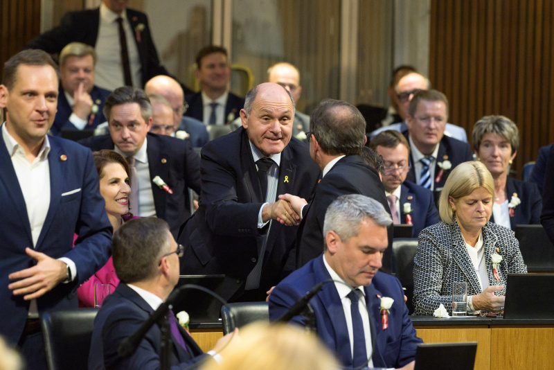 Blick Richtung Sitzungsteilnehmer:innen. Nationalratspräsident a.D. Wolfgang Sobokta (ÖVP) gratuliert dem neu gewählten Zweiten Nationalratspäsidenten Peter Haubner (ÖVP)