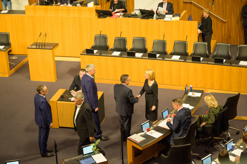Blick Richtung Sitzungsteilnehmer:innen. Klubobmann August Wöginger (ÖVP) gratuliert der neu gewählten Dritten Nationalratspräsidentin Doris Bures (SPÖ)