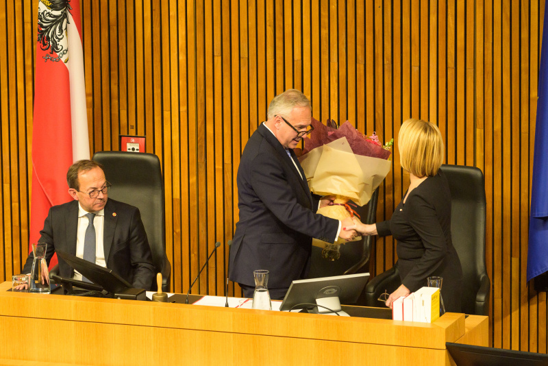 Am Präsidium: von links: Zweiter Nationalratspräsident Peter Peter Haubner (ÖVP), Nationalratspräsident Walter Rosenkranz (FPÖ), Dritte Nationalratspräsidentin Doris Bures (SPÖ)