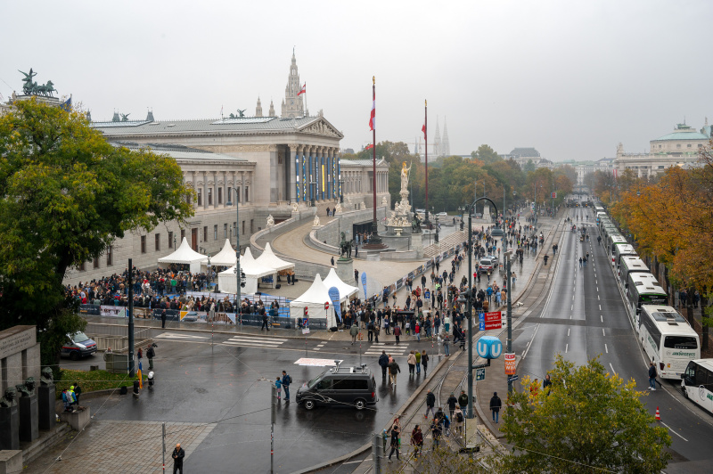 Blick Richtung Parlamentsgebäude mit wartenden Besucher:innen