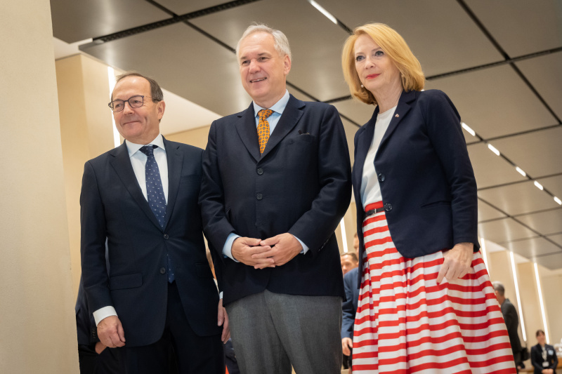 Türöffnung am Eingang Parlament. Von links: Zweiter Nationalratspräsident Peter Haubner (ÖVP), Nationalratspräsident Walter Rosenkranz (FPÖ),.Dritte Nationalratspräsidentin Doris Bures (SPÖ)
