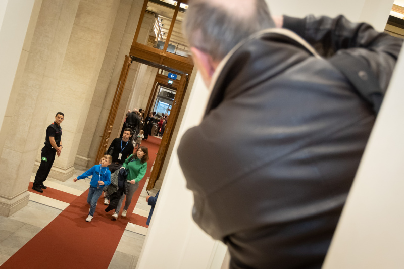 Türöffnung am Eingang Parlament. Einlass der ersten Besucher