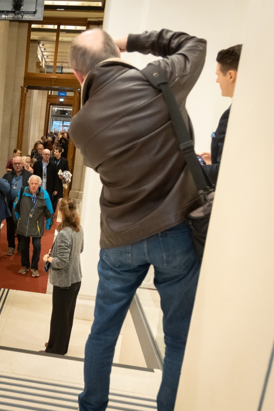 Türöffnung am Eingang Parlament. Einlass der ersten Besucher