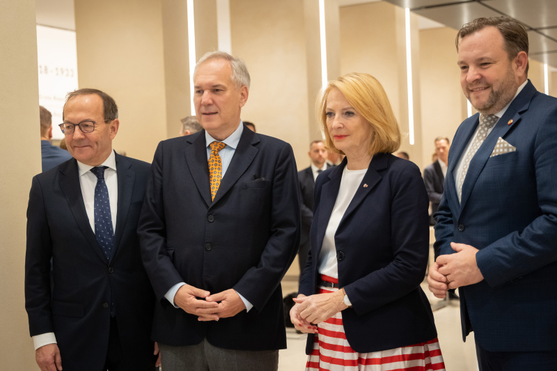 Türöffnung am Eingang Parlament. Von links: Zweiter Nationalratspräsident Peter Haubner (ÖVP), Nationalratspräsident Walter Rosenkranz (FPÖ),.Dritte Nationalratspräsidentin Doris Bures (SPÖ), Bundesratspräsident Franz Ebner (ÖVP)
