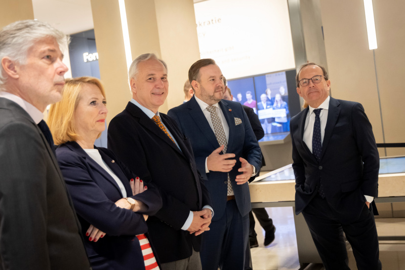 Türöffnung am Eingang Parlament. Von links: Parlamentsdirektor Harald Dossi, Dritte Nationalratspräsidentin Doris Bures (SPÖ), Nationalratspräsident Walter Rosenkranz (FPÖ),Bundesratspräsident Franz Ebner (ÖVP), Zweiter Nationalratspräsident Peter Haubner (ÖVP)