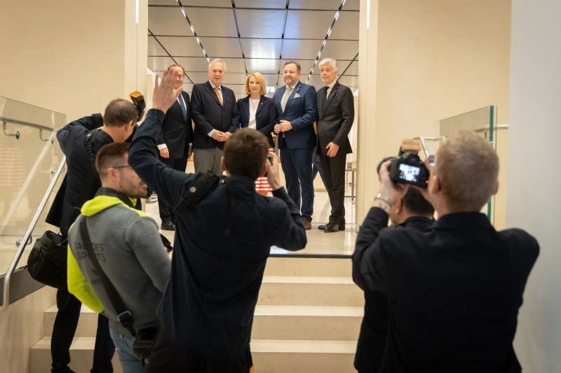 Türöffnung am Eingang Parlament. Von links: Zweiter Nationalratspräsident Peter Haubner (ÖVP), Nationalratspräsident Walter Rosenkranz (FPÖ),.Dritte Nationalratspräsidentin Doris Bures (SPÖ), Bundesratspräsident Franz Ebner (ÖVP), Parlamentsdirektor Harald Dossi