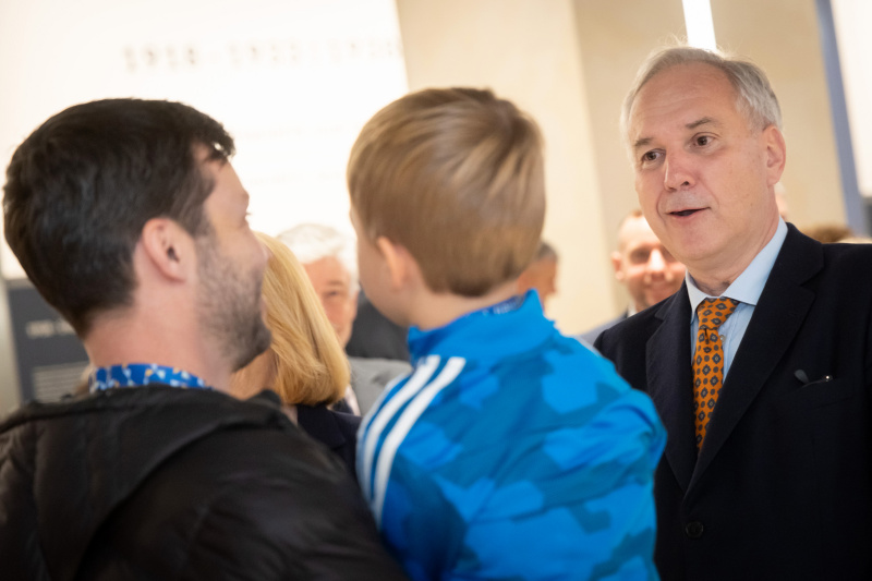 Türöffnung am Eingang Parlament. Nationalratspräsident Walter Rosenkranz (FPÖ) mit Besuchern