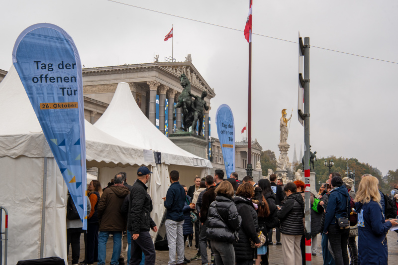 Blick Richtung Besucher:innen vor dem Parlament