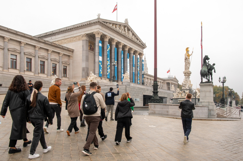 Blick Richtung Besucher:innen vor dem Parlament