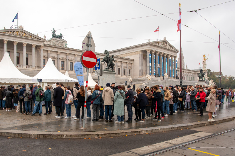 Blick Richtung Besucher:innen vor dem Parlament