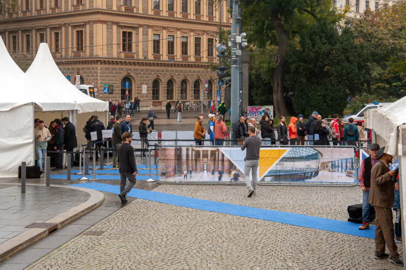 Blick Richtung Besucher:innen vor dem Parlament