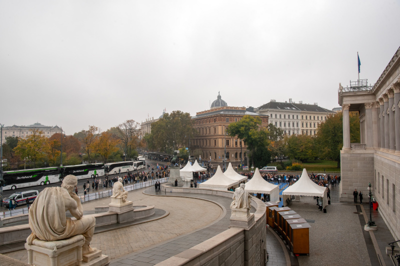 Blick Richtung Besucher:innen vor dem Parlament