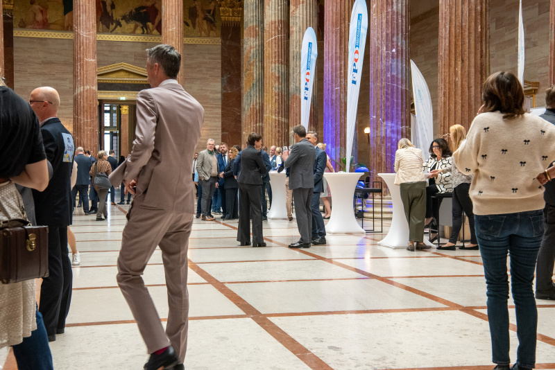 Blick Richtung Besucher:innen in der Säulenhalle