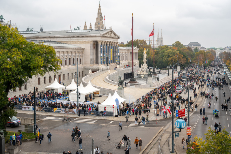 Blick Richtung Parlamentsgebäude mit wartenden Besucher:innen