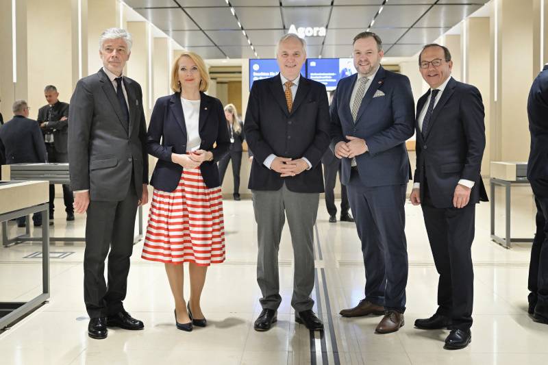 Von links: Parlamentsdirektor Harald Dossi, Dritte Nationalratspräsidentin Doris Bures (SPÖ), Nationalratspräsident Walter Rosenkranz (FPÖ), Bundesratspräsident Franz Ebner (ÖVP), Zweiter Nationalratspräsident Peter Haubner (ÖVP)