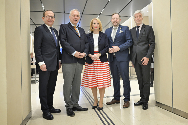 Von links: Zweiter Nationalratspräsident Peter Haubner (ÖVP), Nationalratspräsident Walter Rosenkranz (FPÖ), Dritte Nationalratspräsidentin Doris Bures (SPÖ), Bundesratspräsident Franz Ebner (ÖVP), Parlamentsdirektor Harald Dossi