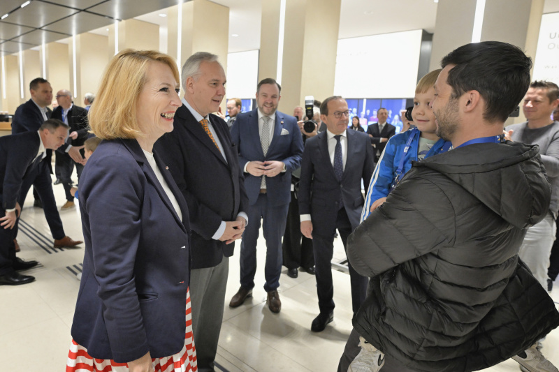 Von links: Dritte Nationalratspräsidentin Doris Bures (SPÖ), Nationalratspräsident Walter Rosenkranz (FPÖ) mit Besucher:innen