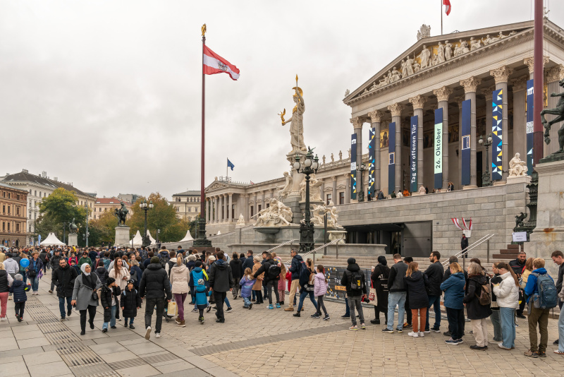 Blick Richtung Besucher:innen vor dem Parlament