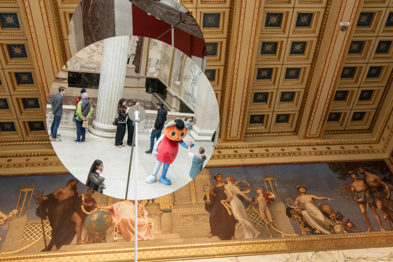 Maskottchen der Demokratiewerkstatt mit Besucher:innen