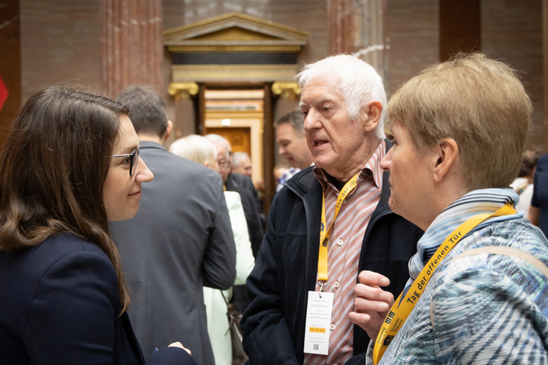 Nationalratsabgeordnete mit Besucher:innen