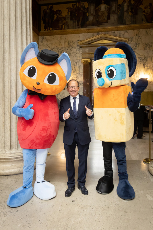 Zweiter Nationalratspräsident Peter Haubner (ÖVP) mit Parlamentsmaskottchen