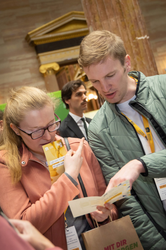 Besucher:innen suchen den Weg