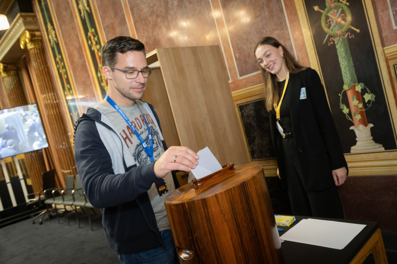 Besucher bei der 'geheimen Wahl'