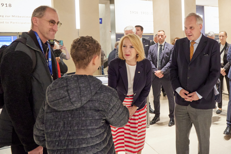 Begrüßung der ersten Gäste. Von links: Dritte Nationalratspräsidentin Doris Bures (SPÖ), Nationalratspräsident Walter Rosenkranz (FPÖ)
