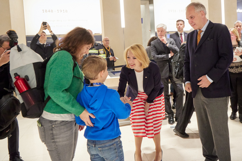 Begrüßung der ersten Gäste. Von links: Dritte Nationalratspräsidentin Doris Bures (SPÖ), Nationalratspräsident Walter Rosenkranz (FPÖ)