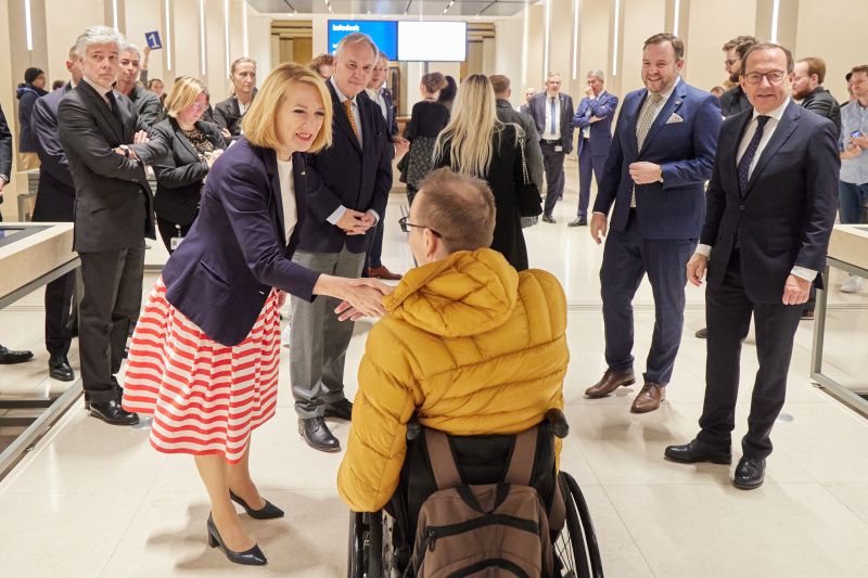 Begrüßung der ersten Gäste. Von links: Dritte Nationalratspräsidentin Doris Bures (SPÖ), Nationalratspräsident Walter Rosenkranz (FPÖ), Bundesratspräsident Franz Ebner (ÖVP), Zweiter Nationalratspräsident Peter Haubner (ÖVP)