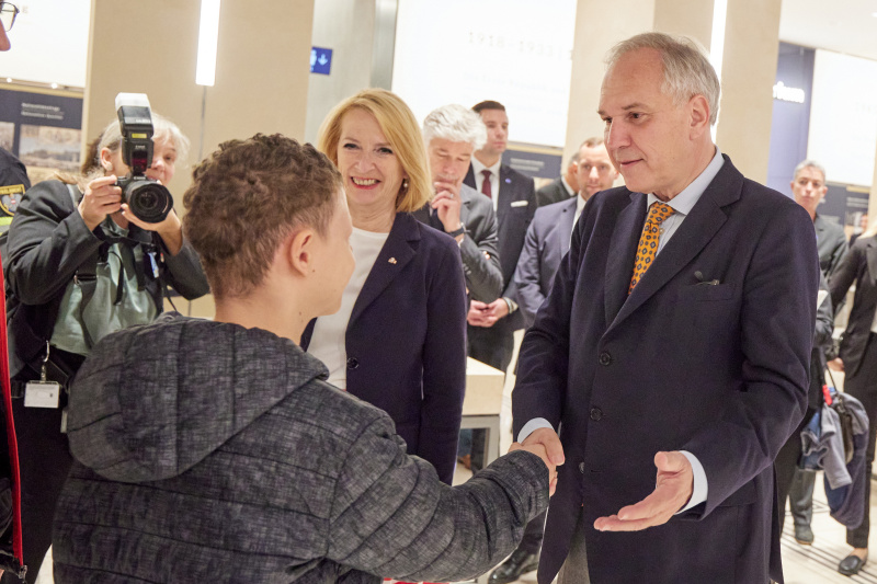 Begrüßung der ersten Gäste. Von links: Dritte Nationalratspräsidentin Doris Bures (SPÖ), Nationalratspräsident Walter Rosenkranz (FPÖ)
