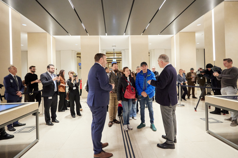 Begrüßung der ersten Gäste. Von links: Bundesratspräsident Franz Ebner (ÖVP), Nationalratspräsident Walter Rosenkranz (FPÖ)