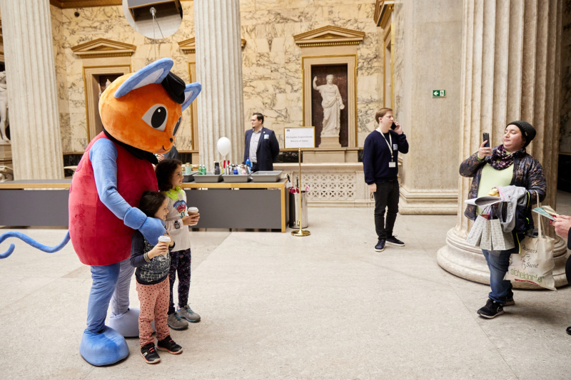Nationalratspräsident Walter Rosenkranz (FPÖ) mit dem Maskottchen der Demokratiewerkstatt und Besucher:innen